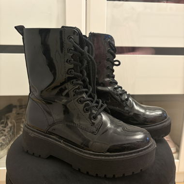 Schwarze Lackstiefel