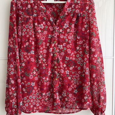 Blouse rouge avec fleurs