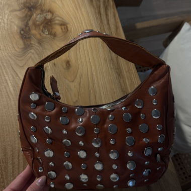 Borsa a mano con borchie marroni