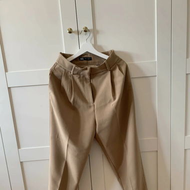 Beige Oversize Bundfaltenhose