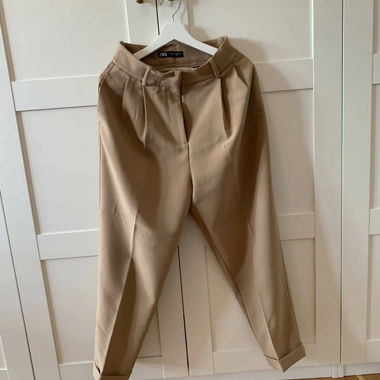 Beige Oversize Bundfaltenhose