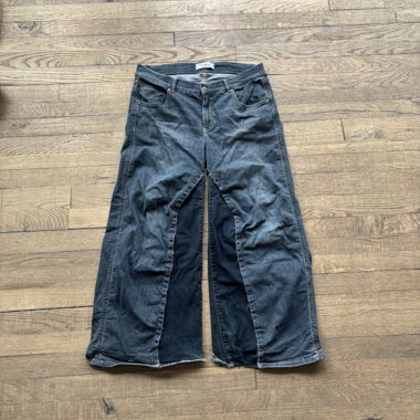 Handgefertigte ausgestellte blaue Jeans