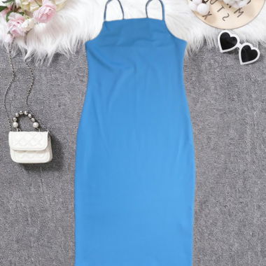 Robe moulante bleu ciel à bretelles fines