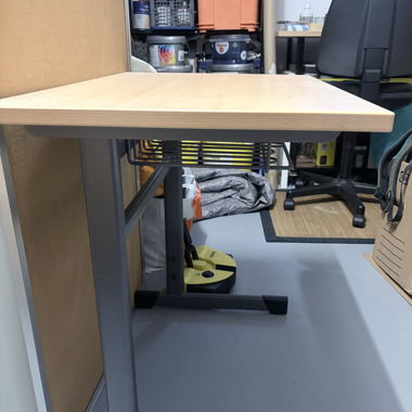 Schulstuhl mit Schreibtisch