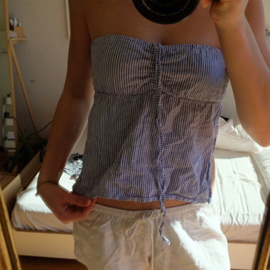 Top a spalle scoperte a righe