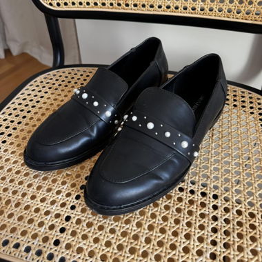 Penny loafers with cute pearl details