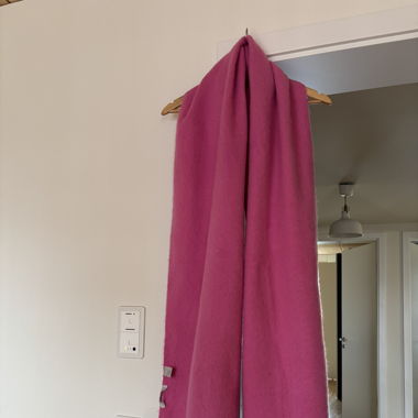 Riesiger pinker Schal