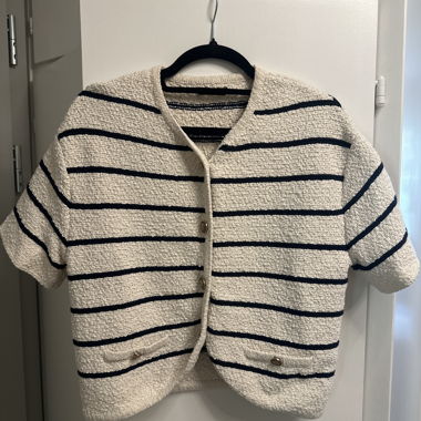 Gestreifte Strickjacke