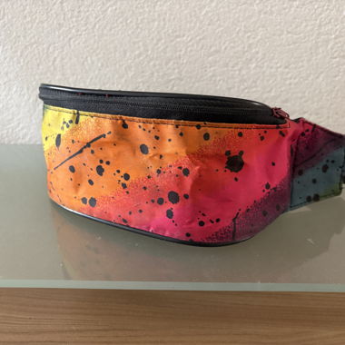 Retro‑Bauchtasche im Splatter‑Design
