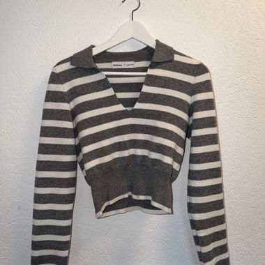 Gestreifter Bershka-Pullover