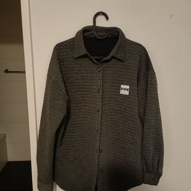 Pantaloni a quadri grigi e camicia, jogging