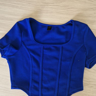 Blaues Crop-Top mit quadratischem Ausschnitt
