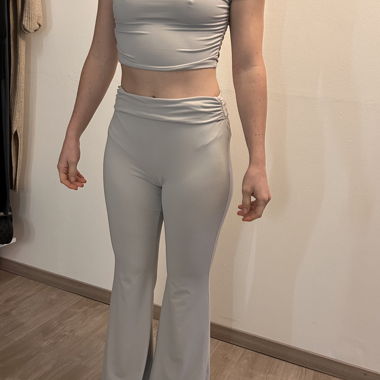 Completo top corto e pantaloni grigi