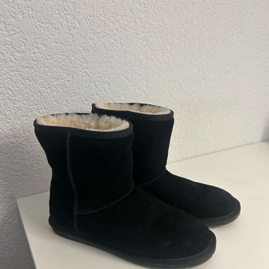 UGG. 