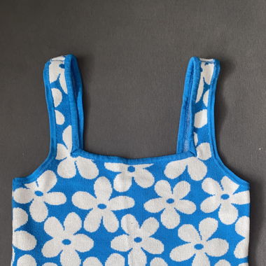 blaues Crop-top mit Blumenmuster