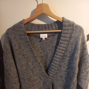 Graue Strickjacke mit Knopf verschluss