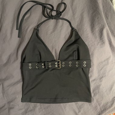 Top corto Y2K con fibbie e scollo a neckholder