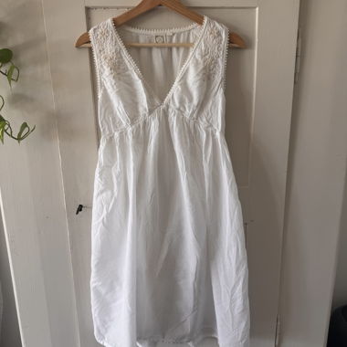 Weisses Sommerkleid mit Stickerei