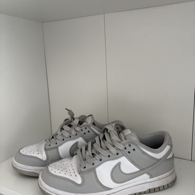 Nike Dunk graue und weisse Sneaker
