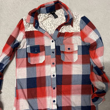 Blouse à carreaux Rue21 avec dentelle, taille S