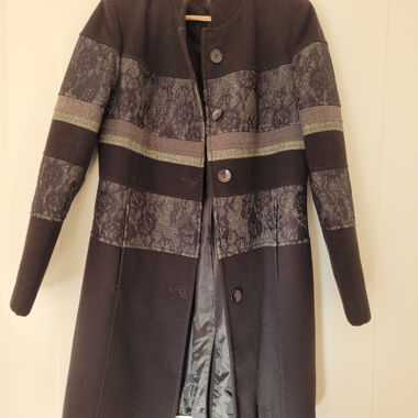 Mantel schwarz mit Stoff- und Spitzeneinsätze