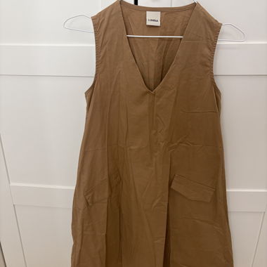 Braunes ärmelloses Kleid
