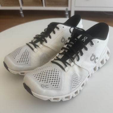 ON Sneakers white/black