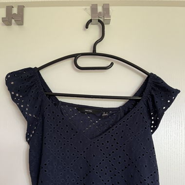 Blaues Top mit Lochstickerei
