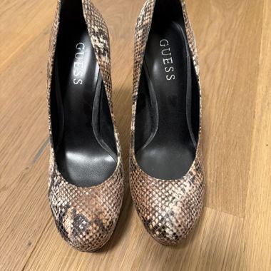 GUESS High Heels Pumps en imitation serpent 