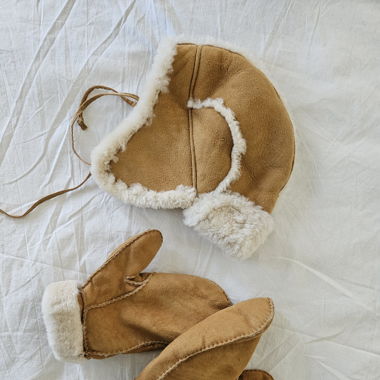 Fellmütze und Handschuhe