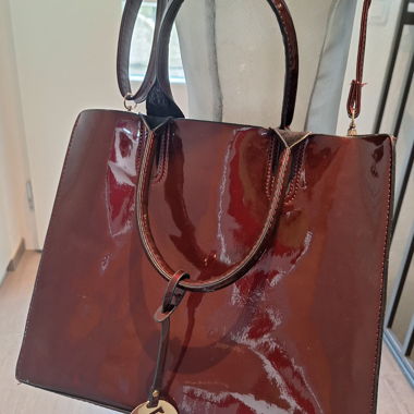 Bordeaux/Braun Lack-Handtasche