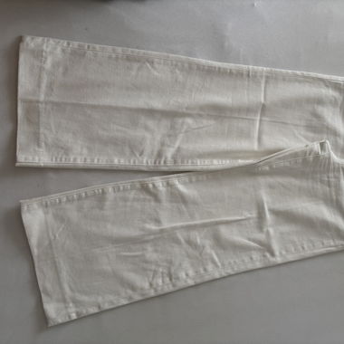Uniqlo - Chic White Jeans