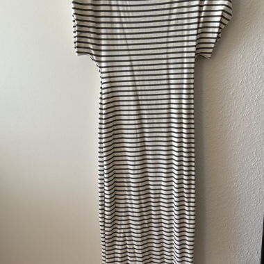 Gestreiftes Kleid mit kurzen Ärmeln