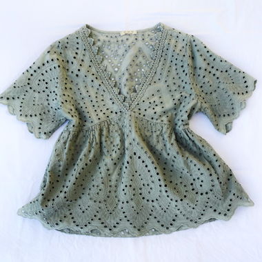 Top in Ricamo inglese verde salvia T36-38