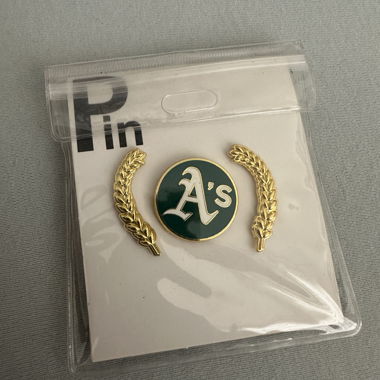 A's Ansteckpin mit Lorbeerkranz