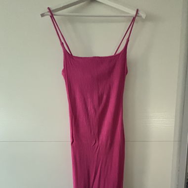 Schönes pinkes enges Kleid mit schönem Rücken