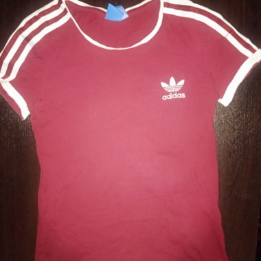 T-shirt Adidas a 3 strisce, combinazione di colori unica