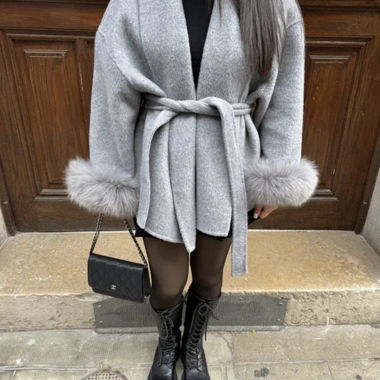 Cappotto grigio con pelliccia ecologica