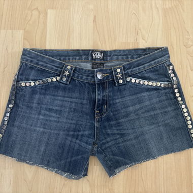 Shorts in jeans con borchie