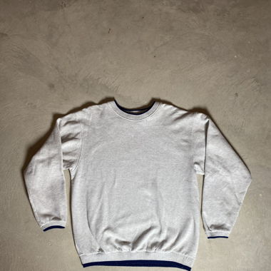 Grauer und blauer Rundhalsausschnitt Pullover