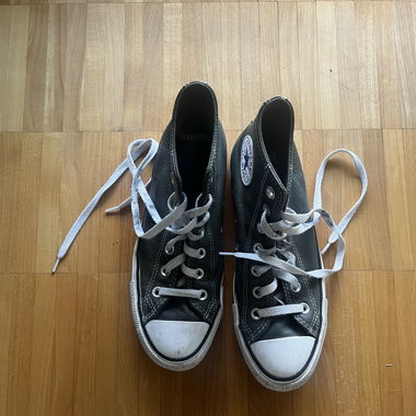 Kaki farbene Leder Converse