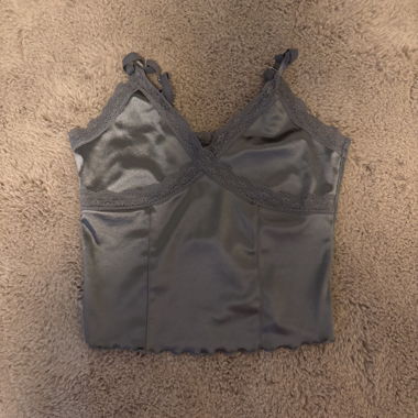 Top in satin grigio scuro con pizzo