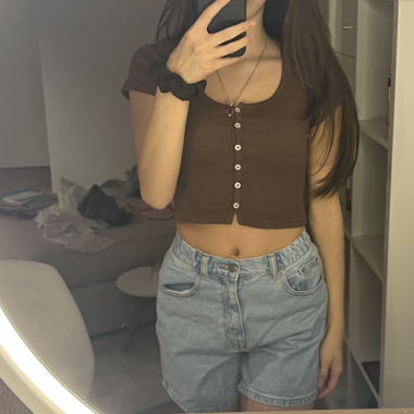 crop top marrone con bottoni