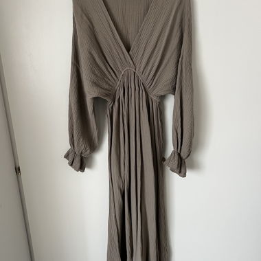 Robe longue taupe avec encolure en V