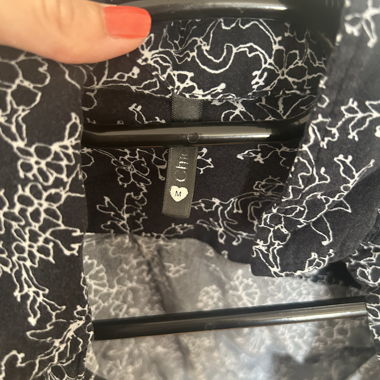 Chemise noire fleurie