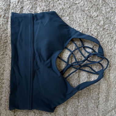 Sports bra with back straps