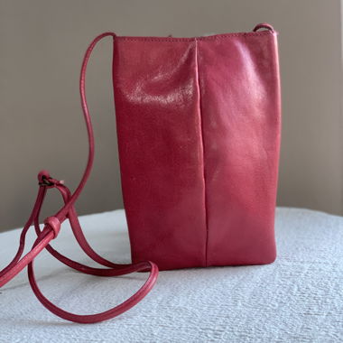 Borsa a tracolla in pelle rosa fucsia .