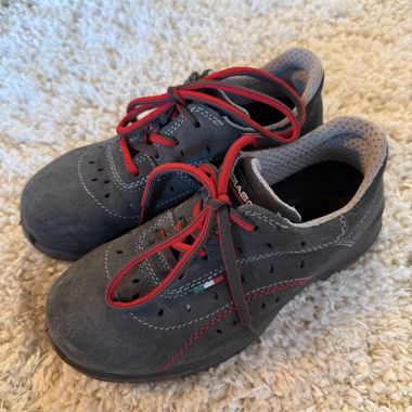 Scarpe da lavoro nere con lacci rossi