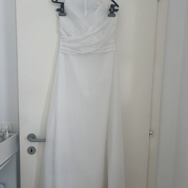 White sleeveless dress