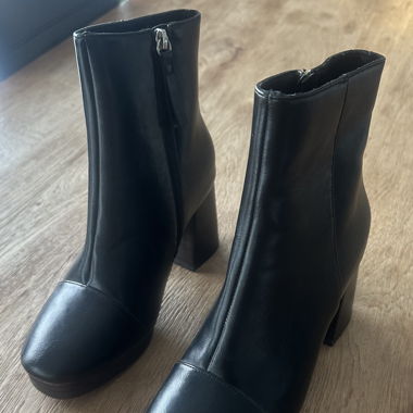 Schwarze Leder-Boots mit Absatz Gr. 37